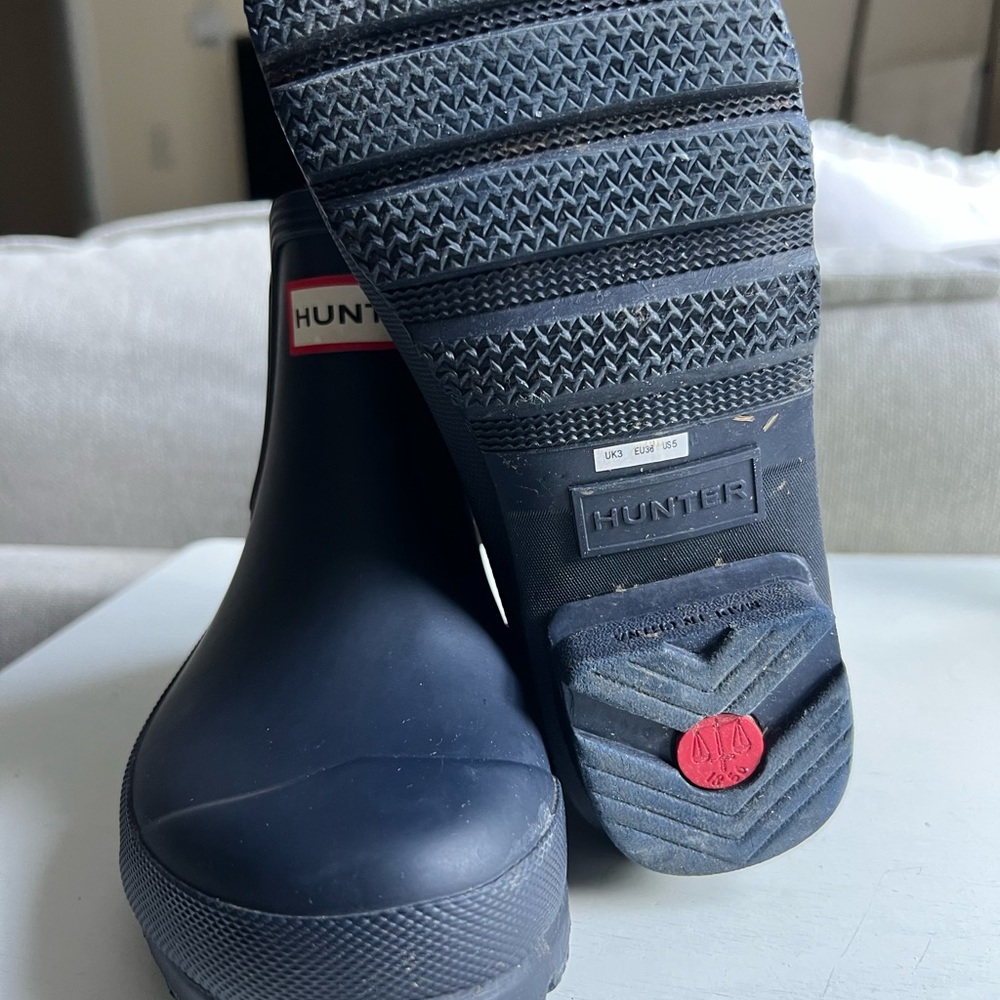 Hunter women rain boots size 5 navy blue
